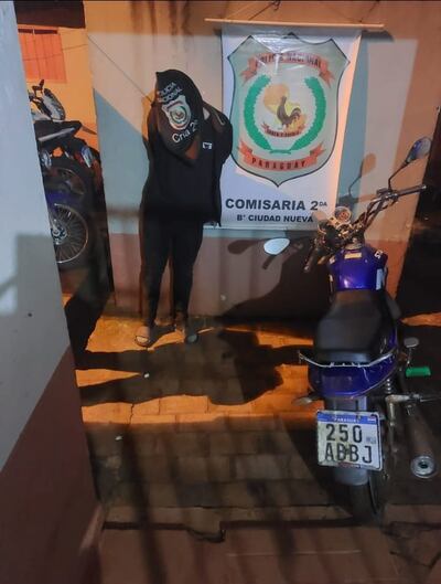 El sospechoso detenido y la motocicleta recuperada.