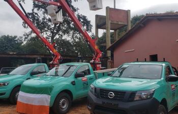 La entrega de las camionetas se realizó ayer en la sede la oficina de la ANDE en la ciudad de Curuguaty.