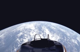 Fotografía cedida por SpaceX donde se aprecia una vista de la Tierra y el Skywalker de Dragon poco después de que la tripulación de Polaris Dawn se lanzara a una órbita de 190 x 1216 km. La misión Polaris Dawn, que despegó este martes desde Florida (EE.UU.) a bordo de una cápsula Dragon de SpaceX, intentará efectuar la primera caminata espacial privada el próximo jueves, con el viernes como fecha de respaldo.