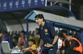 El entrenador argentino, Gustavo Adolfo Costas Makeira (63 años) dirigiendo enérgicamente en el duelo ante Recoleta FC, disputado en Itauguá.