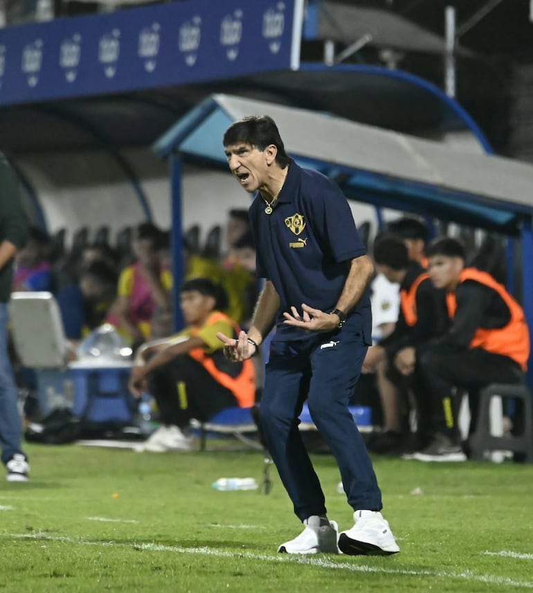 El entrenador argentino, Gustavo Adolfo Costas Makeira (63 años) dirigiendo enérgicamente en el duelo ante Recoleta FC, disputado en Itauguá.