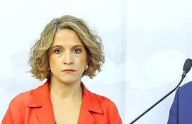 Lea Giménez, cuando se dio lectura al comunicado en el cual Paraguay pide acelerar la salida del embajador estadounidense Marc Ostfield.