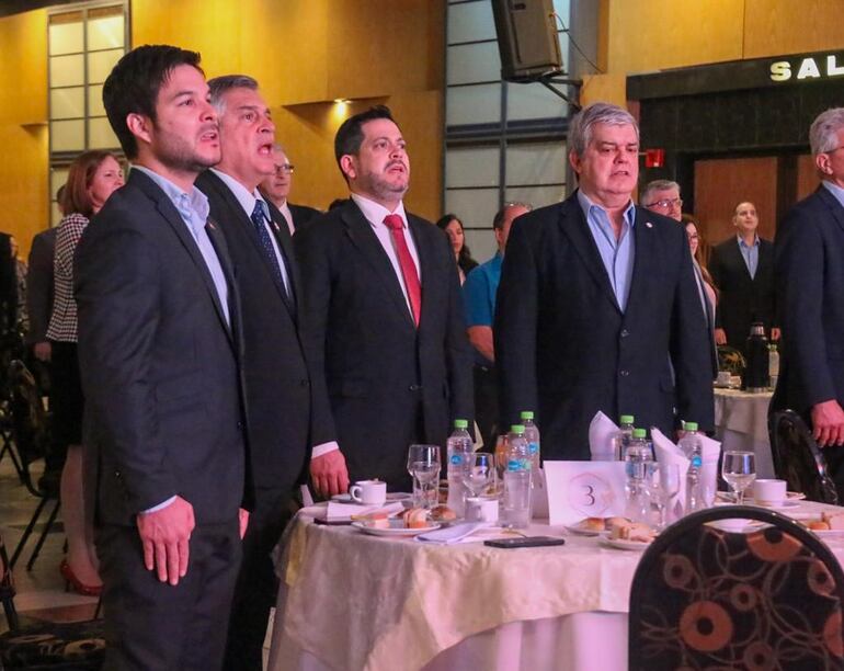 El ministro de la Niñez y Adolescencia,  Walter Gutiérrez, el ministro de Educación, Luis Ramírez, el presidente de Diputados, Raúl Latorre y el ministro del Interior, Enrique Riera, durante el "desayuno de oración.