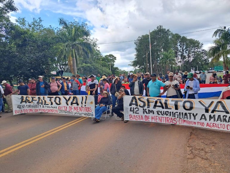 La imagen corresponde a una de las manifestaciones de pobladores de Maracaná y Curuguaty que también reclaman el asfaltado de un trayecto de 42 km de un camino de tierra