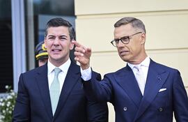 Santiago Peña se reúne en Finlandia con el presidente de ese país Alexander Stubb.