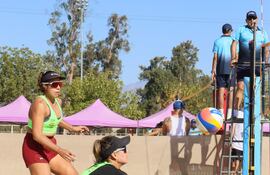 Laura Ovelar (25 años) levanta el balón para su dupla Michelle Veliente (26), ayer concretaron dos triunfos en Rancagua.