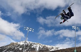 Chloe Kim e uno de su espectaculares saltos.