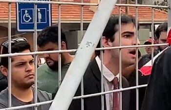 Alejandro "Tratito" Ovelar impide acceso de estudiantes y docentes a la Facultad de Derecho.