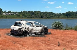 El automóvil fue hallado completamente incinerado a pocos metros del lago Yguazú.