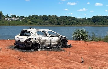 El automóvil fue hallado completamente incinerado a pocos metros del lago Yguazú.