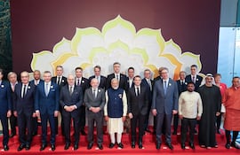 Fotografía de los líderes mundiales posando con el primer ministro indio Narendra Modi, durante la Cumbre de Impacto de la IA 2026 en Bharat Mandapam, Nueva Delhi, India.