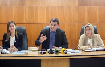 Natalia Cacavelos, Darío Báez y Gloria Hermosa, miembros del Tribunal.