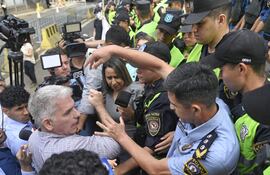 El comisario Mario Ovelar impidió el acceso a los manifestantes, entre ellos Agustín Saguier.