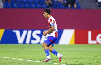 El volante y capitán albirrojo, Alas Ledesma (17 años), celebra el tanto que llegó desde los doce pasos, para el descuento ante Uzbekistán, en el debut en el Mundial Sub 17.