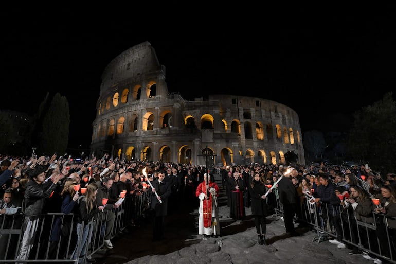 Una fotografía facilitada por Vatican Media muestra al Papa León XIV (izq.) presidiendo el 'Via Crucis', la procesión con antorchas del 'Camino de la Cruz'.