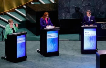 Los candidatos a secretario general de la ONU: Michelle Bachelet (i), María Fernanda Espinosa y Rafael Mariano Grossi (d).