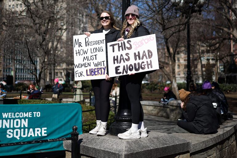 Carteles durante la protesta por el Día Internacional de la Mujer, en Nueva York.