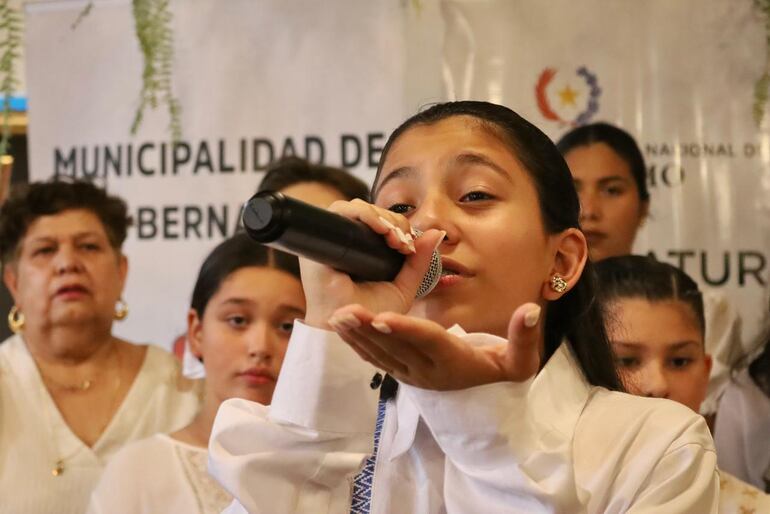 Los niños disfrutan de las clases de canto, donde aprenden y desarrollan sus habilidades musicales en un ambiente de alegría y participación.
