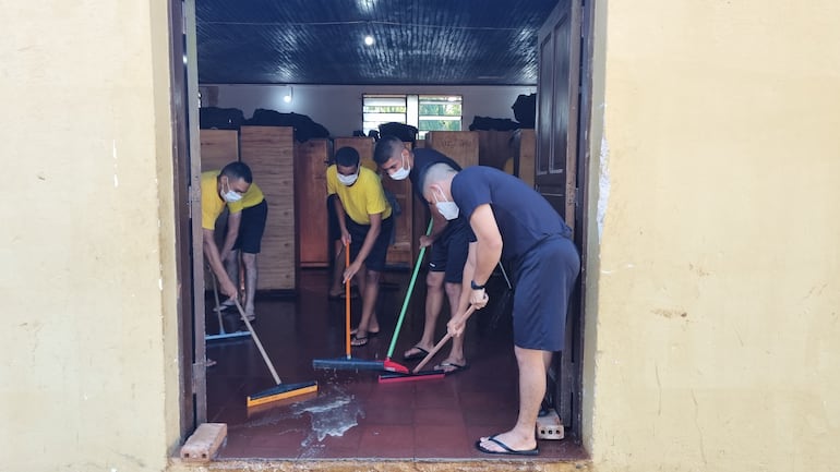 Aspirantes realizan limpieza generalizada en la zona de dormitorios, con desinfección ante cuadros de enfermedades gripales en la unidad.