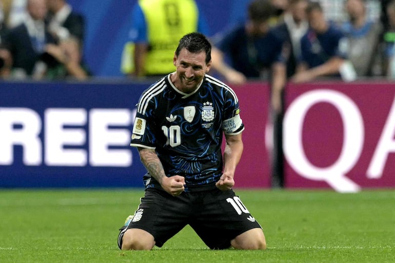 El delantero de Argentina Lionel Messi celebra tras ganar el partido de semifinales del torneo de fútbol de la Copa Mundial 2026 entre Inglaterra y Argentina en el Estadio de Atlanta en Atlanta.