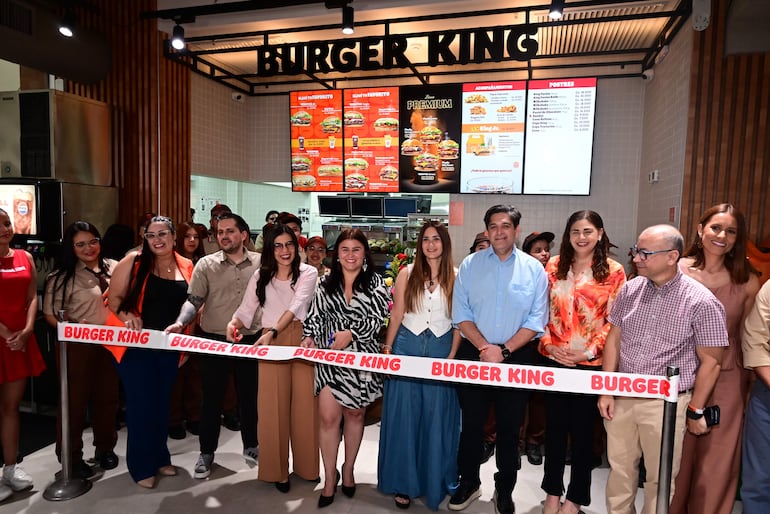 Corte de cinta de la inauguración de Burger King Mburucuyá.