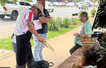 Funcionarios de la Municipalidad de Fernando de la Mora preparan una olla popular para llevar adelante sus reclamos por falta de pago de salarios.