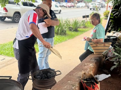 Funcionarios de la Municipalidad de Fernando de la Mora preparan una olla popular para llevar adelante sus reclamos por falta de pago de salarios.
