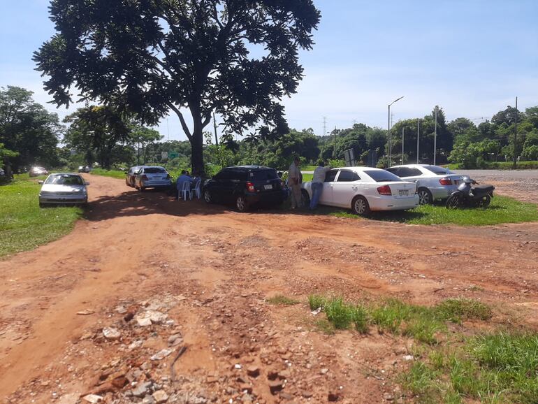 Funcionarios de la ANDE permanecen al costado de la Ruta PY06 en Santa Rita.