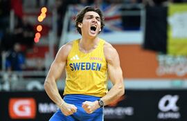 El fenómeno sueco del salto con garrocha, Armand Duplantis, se proclamó campeón mundial en pista cubierta por cuarta vez consecutiva