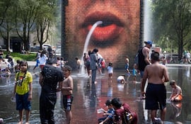 Los niños se refugian de la ola de calor en la Crown Fountain del Millennium Park de Chicago, en Estados Unidos, en vísperas del fin de semana en que se celebra el Día de la Independencia.