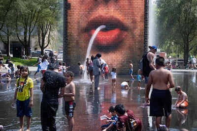 Los niños se refugian de la ola de calor en la Crown Fountain del Millennium Park de Chicago, en Estados Unidos, en vísperas del fin de semana en que se celebra el Día de la Independencia.