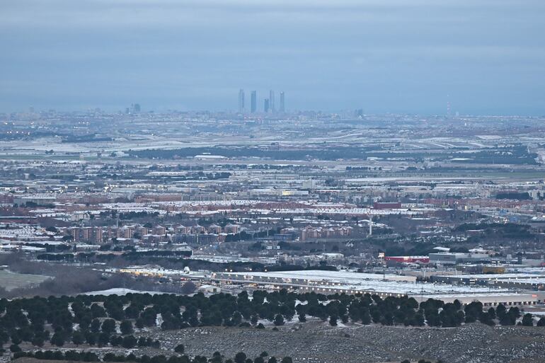 Vista de la nieve caída en Madrid desde el mirador de Los Santos de la Humosa. La borrasca Francis deja este lunes un descenso térmico, acompañado de nevadas en cotas bajas de zonas del norte y el centro, además de precipitaciones en el cuadrante sureste peninsular.
