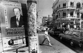 Afiches de propaganda electoral en la Asunción estronista (Foto: AFP).