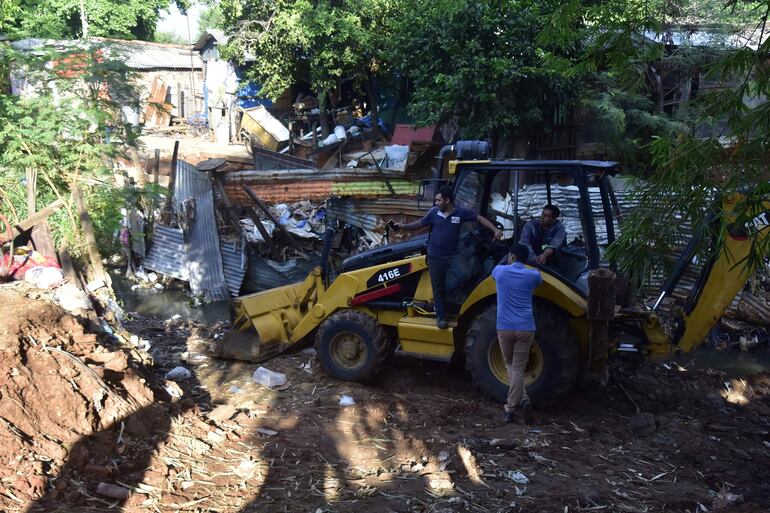 ABC Color encontró en el sitio a obreros y máquinas paradas.