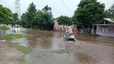 Calles inundadas en diferentes puntos de Coronel Oviedo.