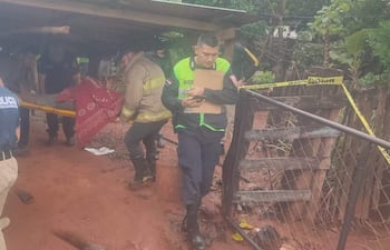 La policía nacional trabaja en la escena del homicidio en un barrio de Santa Rosa del Aguaray