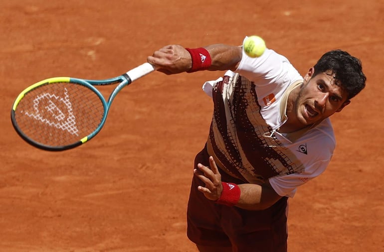El tenista paraguayo Adolfo Daniel Vallejo en el partido frente a Moïse Kouamé por la segunda ronda del Roland Garros.