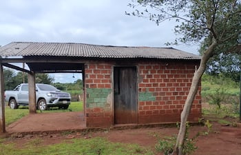 La pequeña casita donde se produjo el incendio está ubicada en la localidad de Caraguatá, distante a unos cinco kilómetros del casco urbano de Alto Vera, Itapúa.