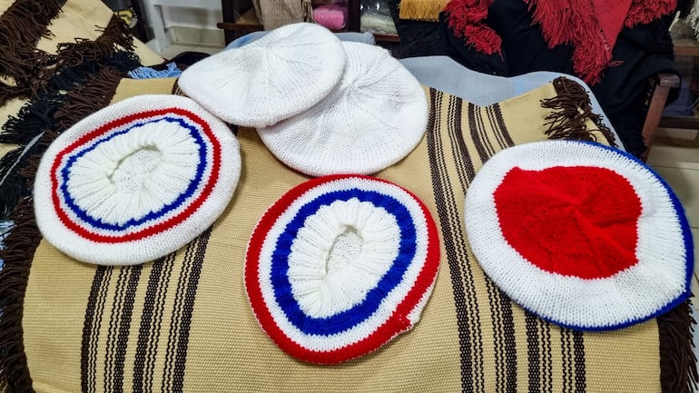 Gorras de lana en colores blanco, rojo y azul.