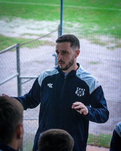 El uruguayo Marcelo José Palau Balzaretti, nuevo técnico de Sportivo 2 de Mayo, dando sus primeras indicaciones en el Río Parapiiti.