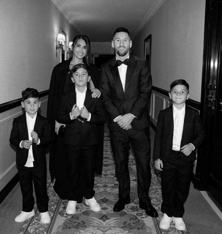 Leo Messi de gala con su familia.