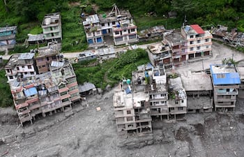 Una vista aérea muestra casas dañadas y anegadas por el lodo tras las inundaciones repentinas ocurridas en Syabrubesi, en el distrito nepalí de Rasuwa