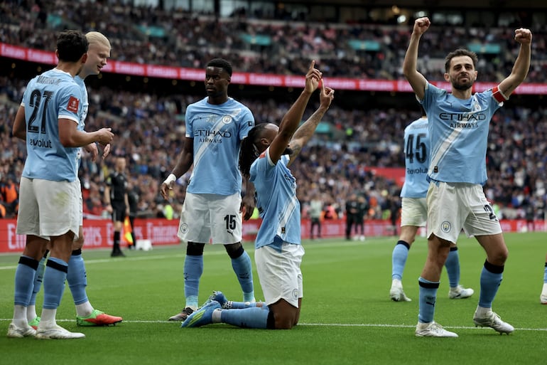El ghanés Antoine Semenyo (c), futbolista de Manchester City, celebra un gol en el partido frente a Chelsea por la final de la FA Cup 2025-2026 en el estadio Wembley, en Londres, Inglaterra.

