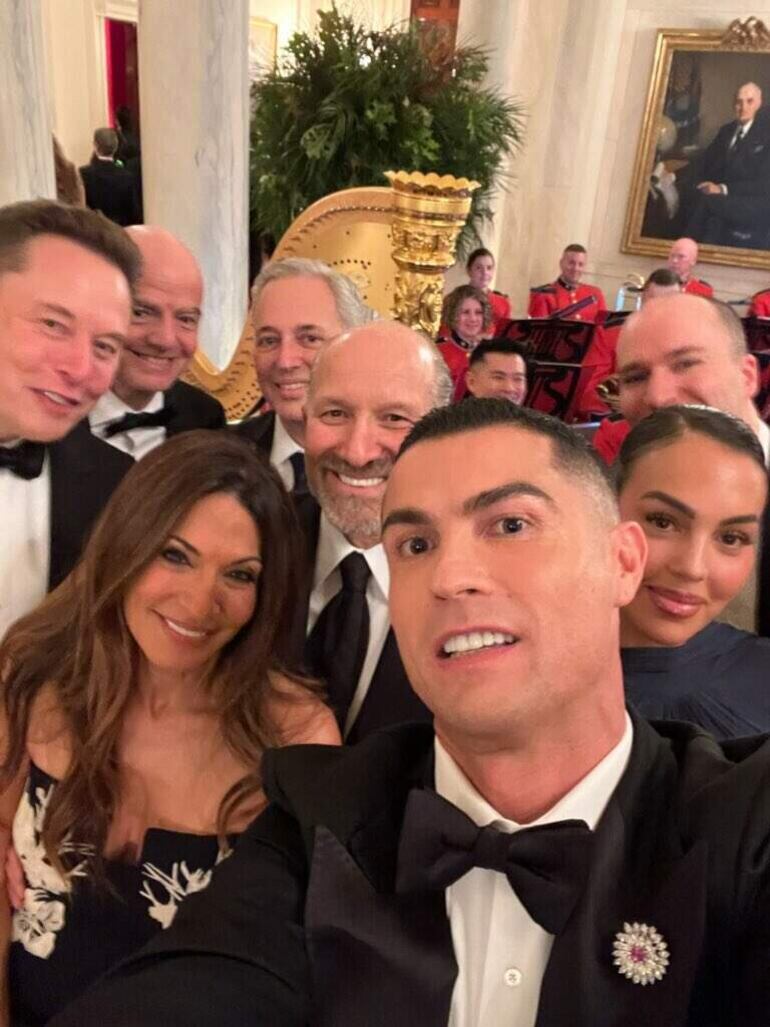 Cristiano Ronaldo, capitán de la selección portuguesa de fútbol y jugador del Al-Nassr saudí, cenó este martes en la Casa Blanca con el presidente estadounidense, Donald Trump, como parte de la delegación que acompaña al príncipe heredero de Arabia Saudí, Mohammed bin Salmám, en su visita a Estados Unidos.