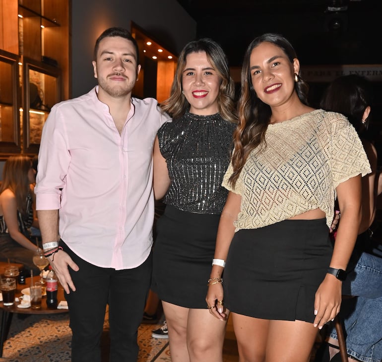 Guillermo Riva, Deima Barreto y Jann Samaniego.