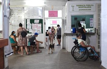 Pacientes aguardando consulta en el Hospital de Lambaré.