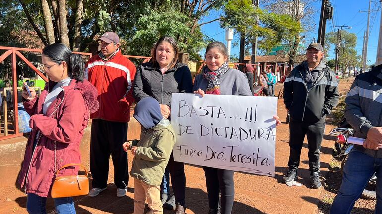 Exfuncionarios y pobladores se manifestaron frente a Hospital de Tomás Romero Pereira.