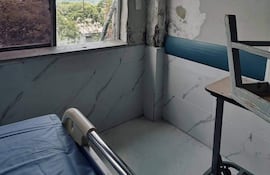Salas de internación del IPS están con moho y resquebrajadas. Frecuentemente, también se reporta la avería del sistema acondicionado.