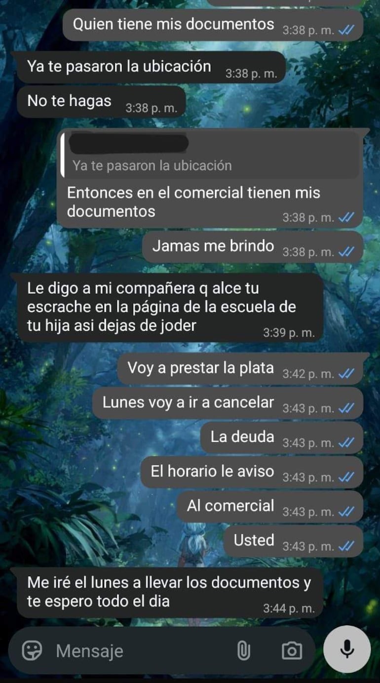 Mujer angustiada rodeada de documentos, mientras sostiene su teléfono móvil en un ambiente tenso.