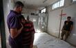Un hombre llora luego de identificar a un familiar entre cuerpos sin vida el pasado 22 de mayo en el hospital Mártires de Al-Aqsa, en Deir al-Balah, en la Franja de Gaza.